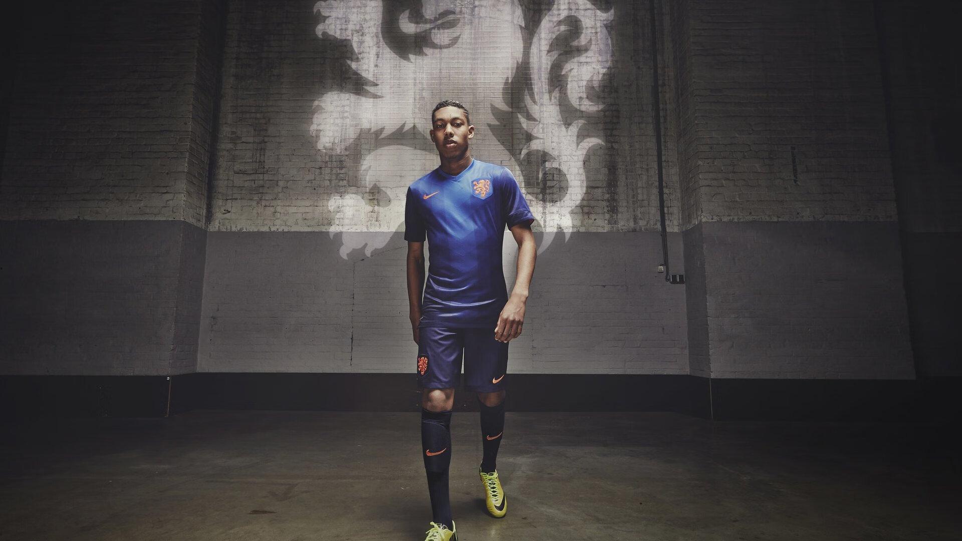 法国泳将打破尘封十年世界纪录 巴黎奥运前展现统治力